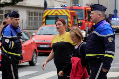 Cảnh sát sơ tán nhân viên và học sinh của trường Gambetta-Carnot sau khi khống chế thủ phạm tấn công bằng dao. Ảnh: Reuters.