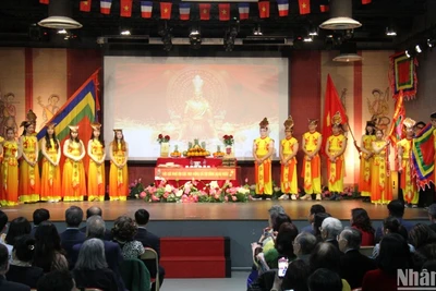 Trong giờ phút thiêng liêng của ngày giỗ Tổ, các thế hệ người Việt tại Pháp cùng hướng về Đền Hùng với tấm lòng thành kính để tưởng nhớ, tri ân công đức của các Vua Hùng, các bậc tiền nhân đã có công dựng nước và giữ nước.