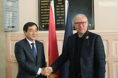 Thị trưởng Denis Thuriot mong muốn mở rộng hợp tác giữa Nevers với Thái Bình và địa phương Việt Nam trong những lĩnh vực có thế mạnh như công nghiệp, môi trường, y tế, đào tạo và du lịch. Ảnh: KHẢI HOÀN