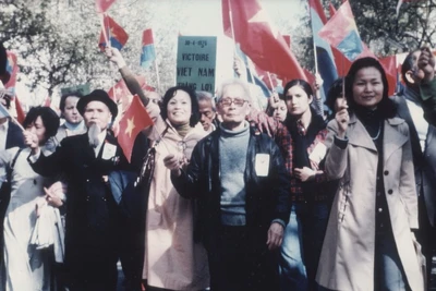 Ngày 30/4/1975, kiều bào diễu hành trên đường phố Paris, giương cao biểu ngữ ”Việt Nam thắng lợi". (Ảnh: Lê Tấn Xuân)