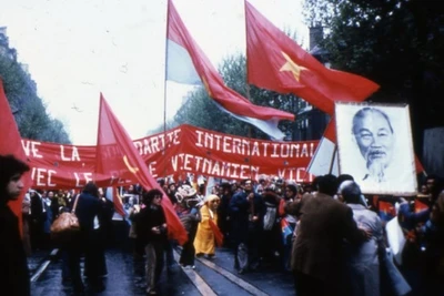 Kiều bào và bạn bè Pháp diễu hành ăn mừng chiến thắng vĩ đại của dân tộc Việt Nam trên đường phố ở Paris ngày 1/5/1975. (Ảnh: Lê Tấn Xuân) 