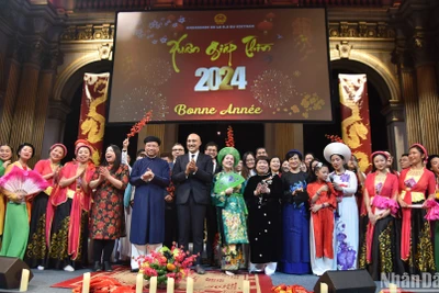 Không khí đón Tết Giáp Thìn tại Tòa thị chính Paris thật đầm ấm và mang đậm bản sắc văn hóa Việt Nam. Ảnh: Minh Duy.