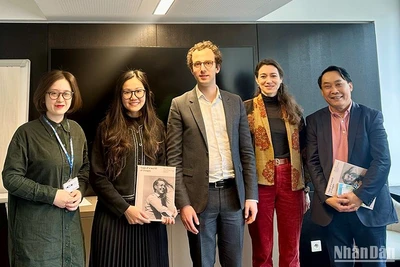 Hai bên nhất trí phối hợp tổ chức giới thiệu các bộ phim kinh điển của điện ảnh hai nước tại Trung tâm văn hóa Việt Nam ở Paris.