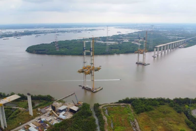 Gói thầu J1 – cầu Bình Khánh tại huyện Nhà Bè, Thành phố Hồ Chí Minh, một trong những gói thầu quan trọng nhất của dự án cao tốc Bến Lức-Long Thành. Sau khi tái khởi động từ tháng 8/2023, liên danh nhà thầu đang nỗ lực thi công ngày đêm để bảo đảm tiến độ.