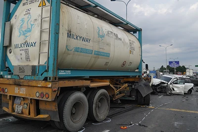 15 giờ ngày 8/8, nhiều ô-tô gồm xe tải , xe con khi vừa đổ dốc cầu Phú Mỹ, hướng từ quận 7 đi thành phố Thủ Đức thì xảy ra tai nạn liên hoàn.