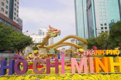 Sáng 6/2 (27 tháng Chạp), việc thi công đường hoa Nguyễn Huệ (Thành phố Hồ Chí Minh) cơ bản đã hoàn thành, sẵn sàng đón du khách đến tham quan thưởng ngoạn từ 19 giờ ngày 28 tháng Chạp Quý Mão.