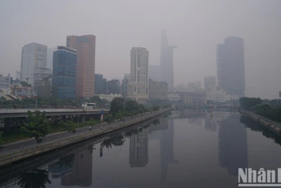 Sáng sớm Thành phố Hồ Chí Minh xuất hiện sương mù dày đặc, nồng độ bụi mịn cao gấp hàng chục lần mức cho phép. 