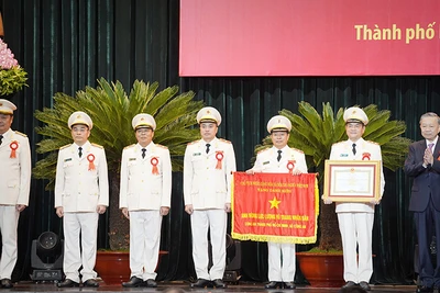 Tổng Bí thư, Chủ tịch nước Tô Lâm chúc mừng Công an Thành phố Hồ Chí Minh được nhận danh hiệu Anh hùng Lực lượng vũ trang nhân dân.