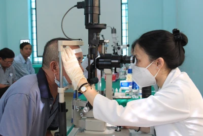 Khám mắt cho các đối tượng chính sách trên địa bàn quận Tân Phú. 