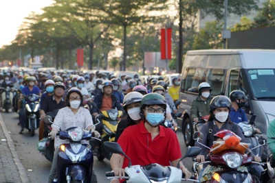 Việc tổ chức giao thông khi chiếm dụng một ngã tư với mật độ giao thông rất lớn, chắc chắn sẽ ảnh hưởng việc đi lại của người dân. Do đó, chủ đầu tư và các nhà thầu hiện tập trung nhiều giải pháp tối ưu nhất giúp giảm kẹt xe khi lưu thông qua giao lộ Nguyễn Văn Linh-Nguyễn Hữu Thọ.