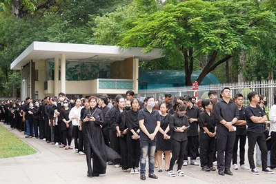 Từ sáng sớm, người dân tại Thành phố Hồ Chí Minh đã có mặt trước cổng Hội trường Thống Nhất để chờ được vào viếng Tổng Bí thư Nguyễn Phú Trọng.