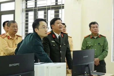 Lãnh đạo Công an tỉnh Hà Giang kiểm tra việc vận hành hệ thống camera giám sát tập trung. (Ảnh: CÔNG AN TỈNH HÀ GIANG)