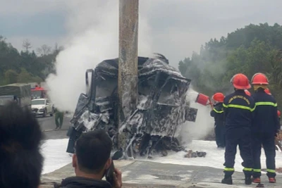 Lực lượng Phòng cháy chữa cháy tham gia cứu nạn. (Ảnh CTV)