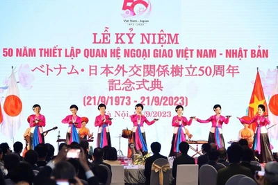 Tiết mục văn nghệ chào mừng Lễ Kỷ niệm 50 năm thiết lập quan hệ ngoại giao Việt Nam-Nhật Bản. (Ảnh: Thủy Nguyên)