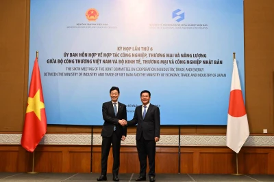Bộ trưởng Công thương Nguyễn Hồng Diên và Bộ trưởng Kinh tế, Thương mại và Công nghiệp Nhật Bản Nishimura Yasutoshi.