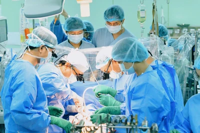 Ca phẫu thuật kéo dài 5 tiếng đồng hồ, bắt đầu từ nửa đêm đến 3 giờ sáng ngày hôm sau.