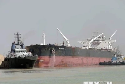 Vụ va chạm giữa hai tàu đã gây gián đoạn giao thông trên kênh Suez. (Nguồn: AP)