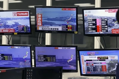 Truyền hình đưa tin về loạt trận động đất tại miền Trung Nhật Bản ngày 1/1/2024. (Ảnh: Kyodo/TTXVN)