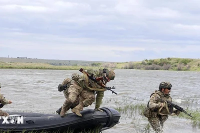 Binh sỹ Ukraine huấn luyện tại khu vực Mykolaiv ngày 14/5/2024. (Ảnh: Kyodo/TTXVN). 