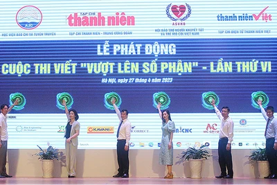 Đại diện Ban tổ chức và các đơn vị liên quan thực hiện nghi thức khởi động Cuộc thi viết “Vượt lên số phận” lần thứ VI.