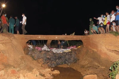 Đập Bàn Vàng ở xã Tiến Thành, Yên Thành (Nghệ An) lâu ngày xuống cấp bị nước lũ cuốn trôi. (Ảnh: Thành Châu)