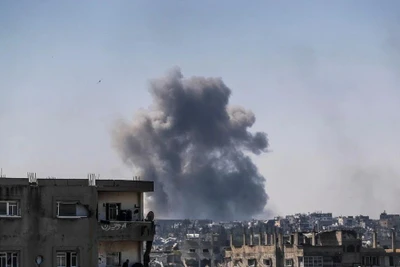 Khói bốc lên sau cuộc không kích của Israel tại Gaza. (Ảnh: TTXVN)