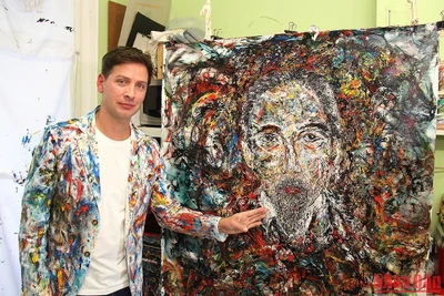 Họa sĩ Georg Esco dành gần 5 tháng để vẽ bức chân dung Chủ tịch Hồ Chí Minh (khổ lớn: 126 x 103cm). Ảnh: Lê Khải Hoàn.