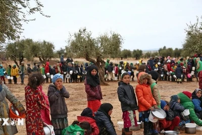 Trẻ em Syria chờ nhận thực phẩm cứu trợ tại một trại tị nạn ở gần Bab al-Salamah, khu vực biên giới giữa Syria và Thổ Nhĩ Kỳ. (Ảnh: THX/TTXVN)