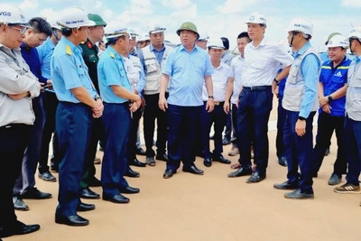Bộ trưởng Xây dựng Trần Hồng Minh kiểm tra tiến độ dự án sân bay Long Thành.