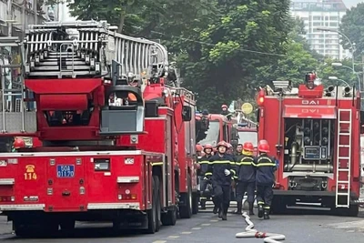 Nhiều xe chữa cháy được điều động đến hiện trường dập lửa, cứu người. Ảnh: CTV