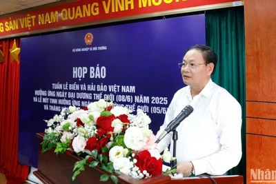 Thứ trưởng Bộ Nông nghiệp và Môi trường Lê Minh Ngân phát biểu khai mạc tại họp báo.