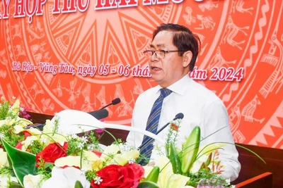 Đồng chí Phạm Viết Thanh Bí thư Tỉnh ủy, Chủ tịch Hội đồng nhân dân tỉnh phát biểu tại kỳ họp.