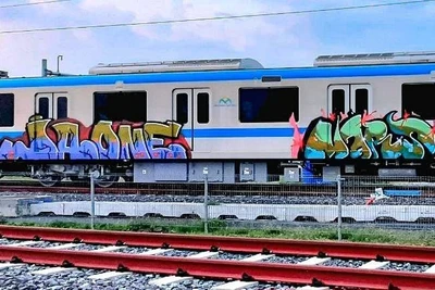 Đoàn tàu Metro số 1 bị các đối tượng vẽ bậy ngày 30/4. (Ảnh: CTV)