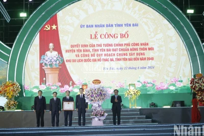 Bộ trưởng Lê Minh Hoan trao bằng công nhận huyện Yên Bình đạt chuẩn nông thôn mới. (Ảnh: THANH SƠN)