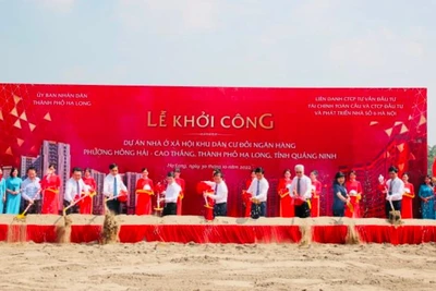 Các đại biểu tham dự lễ động thổ khởi công xây dựng dự án Khu nhà ở xã hội Khu dân cư đồi Ngân hàng tại thành phố Hạ Long.