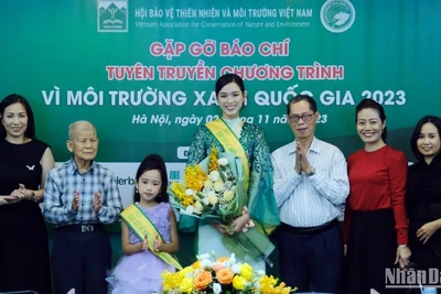 Ban tổ chức và các đại sứ chụp ảnh tại buổi họp báo.