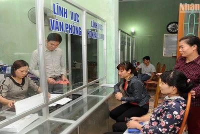 Người dân xã Lại Xuân, huyện Thủy Nguyên (Hải Phòng) làm các thủ tục hành chính tại bộ phận 1 cửa của xã. (Ảnh: An Khánh)