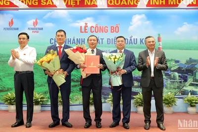 Lãnh đạo PVN tặng hoa và trao quyết định thành lập Chi nhánh Phát điện dầu khí.