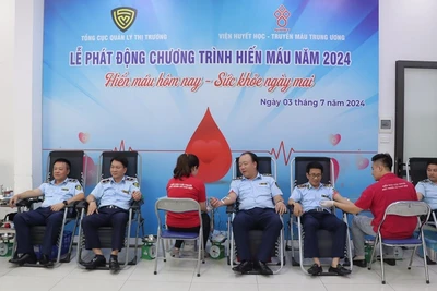 Lãnh đạo Tổng cục Quản lý thị trường tham gia hiến máu.