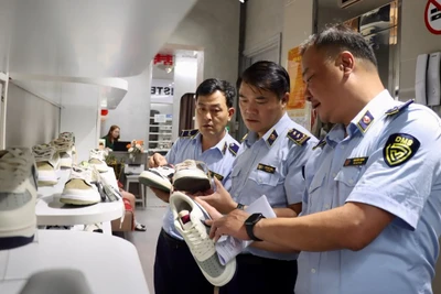 Lực lượng quản lý thị trường kiểm tra hàng hóa vi phạm tại một cửa hàng trên địa bàn thành phố Đà Nẵng.