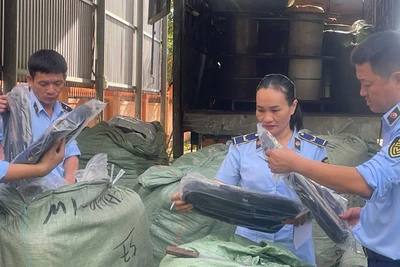 Lực lượng Quản lý thị trường tỉnh Quảng Trị phát hiện và thu giữ hàng hóa vi phạm trên địa bàn. (Ảnh: HỒNG NHUNG)