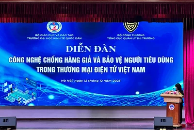 Đại biểu trình bày tham luận tại Diễn đàn công nghệ chống hàng giả và bảo vệ người tiêu dùng trong thương mại điện tử.