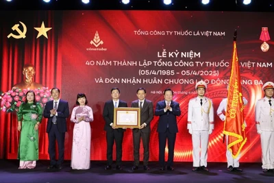 Đồng chí Nguyễn Hoàng Anh thừa ủy quyền của Chủ tịch nước trao tặng Vinataba Huân chương Lao động hạng Ba