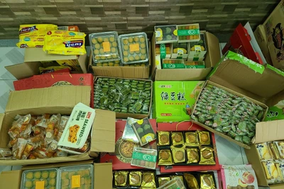 Lực lượng công an kiểm tra, phát hiện số lượng lớn bánh trung thu, bánh kẹo không rõ nguồn gốc (Ảnh: Công an cung cấp)