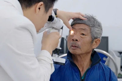 Ông Nguyễn Văn Cống (xóm Vị Huế, xã Tiên Phong, huyện Ba Vì, Hà Nội) được khám và điều trị trong chương trình "Triệu đôi mắt sáng" 