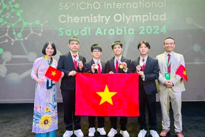 Đội tuyển quốc gia Việt Nam tham dự ICHO năm 2024: (Từ trái sang phải ảnh) PGS.TS Nguyễn Thị Thu Hà (Trưởng đoàn), Đỗ Phú Quốc, Giáp Vũ Sơn Hà, Nguyễn Hữu Tiến Hưng, Trần Đăng Khôi, TS Phạm Văn Phong (Phó đoàn)