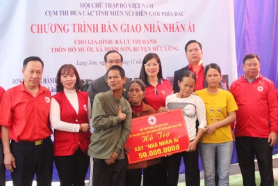 Trung ương Hội Chữ thập đỏ Việt Nam cùng đại diện lãnh đạo Cụm thi đua Hội Chữ thập đỏ các tỉnh miền núi biên giới phía bắc trao bảng tiền tượng trưng hỗ trợ kinh phí xây nhà nhân ái cho gia đình bà Lý Thị Hạnh, thuộc diện hộ nghèo của thôn Hố Mười, xã Minh Sơn, huyện Hữu Lũng (Lạng Sơn).