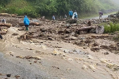 Trên Quốc lộ 32, tại Km267+250 (khu vực đèo Khau Phạ) lũ cuốn trôi nhiều đất đá gây ách tắc giao thông cục bộ.