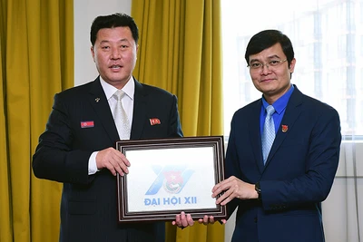 Đồng chí Bùi Quang Huy (phải) tặng quà lưu niệm đồng chí Mun Chol. (Ảnh: THANH THỂ)