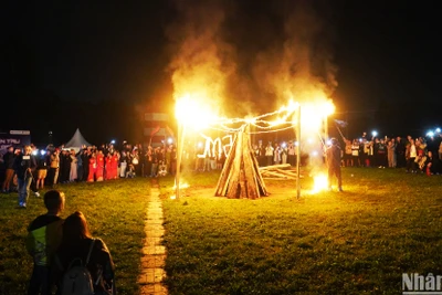 Đốt lửa trại và cùng nhau hát bài ca " Nối vòng tay lớn".